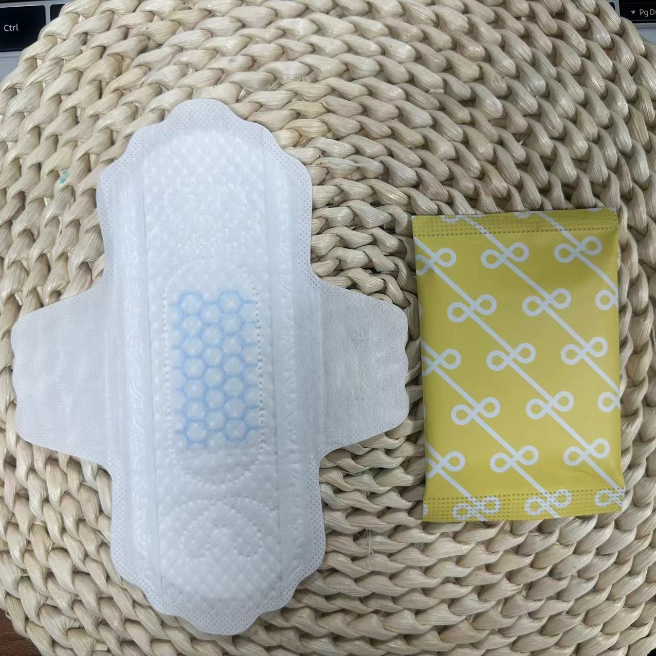 Day Use Ultra Thin 180mm Winged Ladies Disposable Sanitary Pads for Light Menstrual Flow