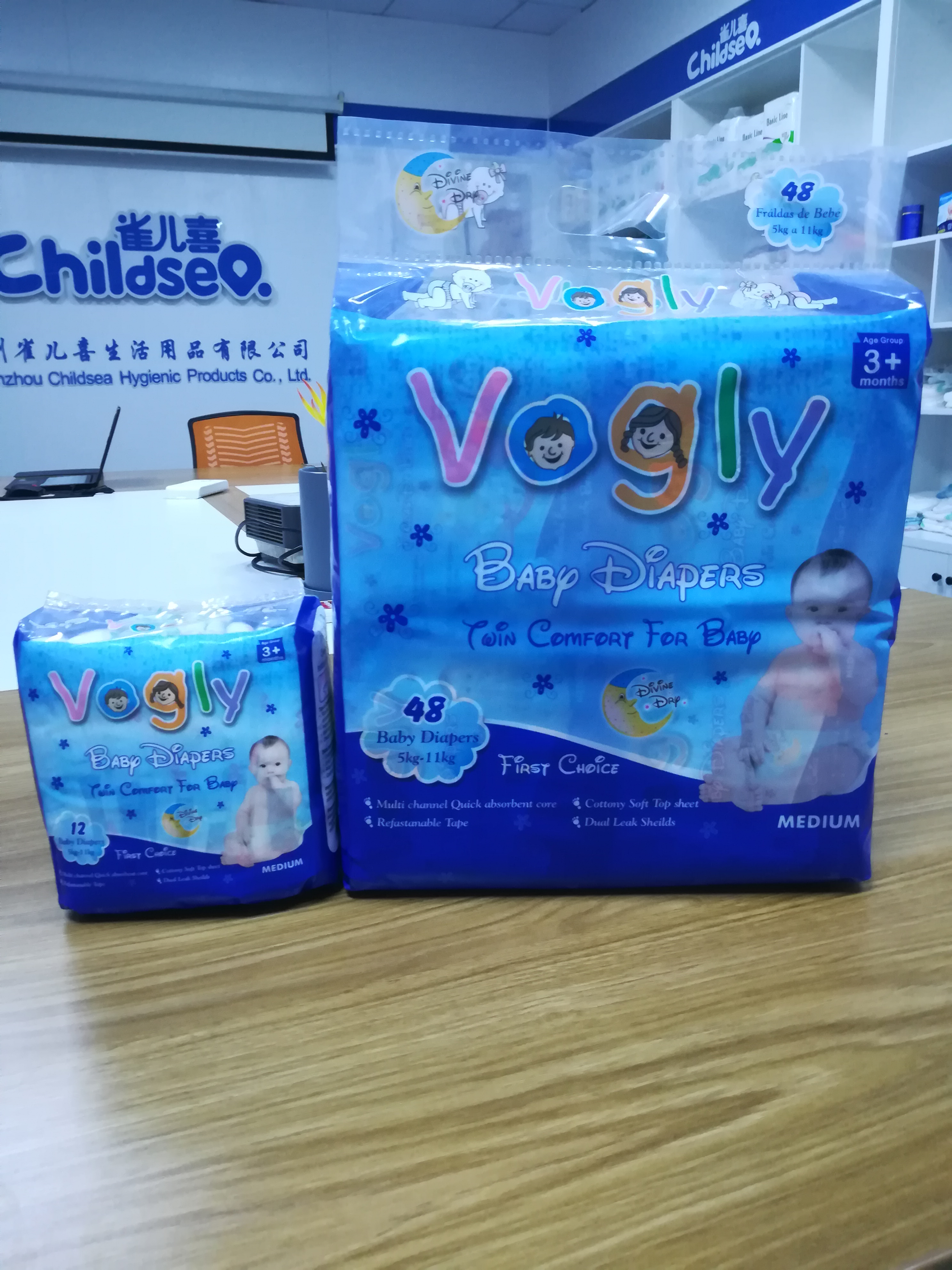 China Factory Stock Vogly Brand Disposable Baby Diapers / Babies Nappies with PE Backsheet & PP Tape
